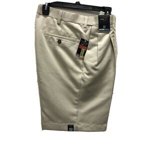 NEW Roundtree and Yorke Travel Smart Shorts Mens 32 Classic Fit Pleated Cream N